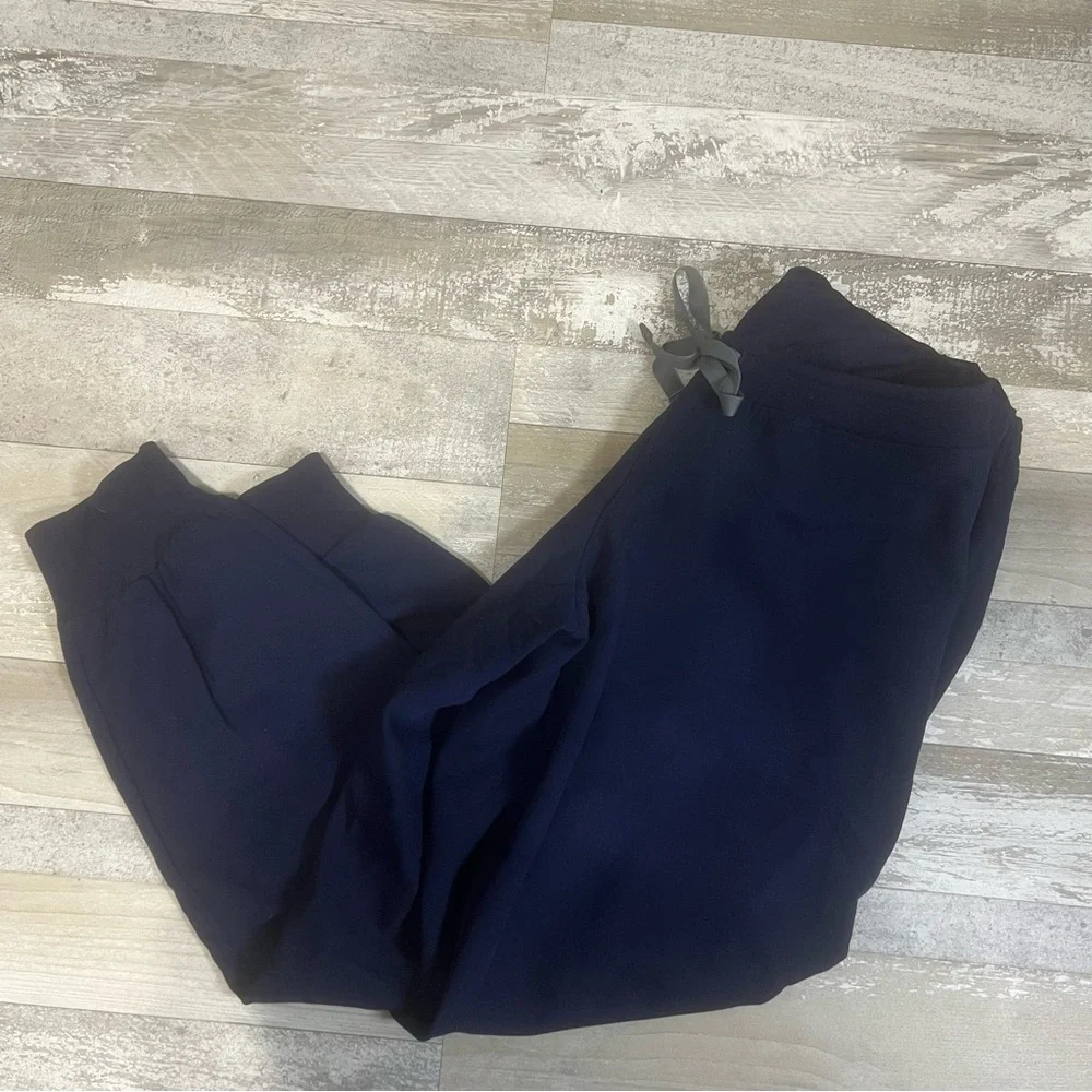 NWT Figs Women’s Maternity Jogger Scrub Pants Navy Size L Petite - Picture 3 of 7